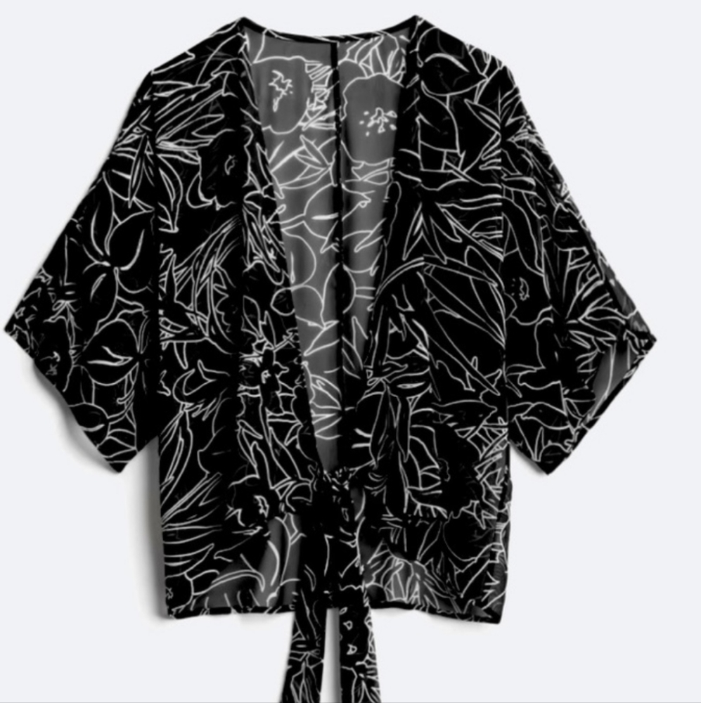 Stitch Fix West Kei Costello Tie Front Kimono. Black & white